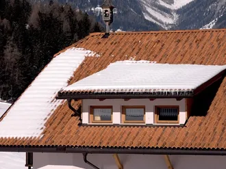 Tetto di montagna con neve