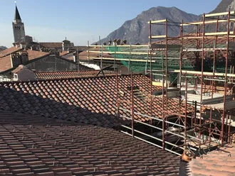 Ponteggi in cantiere