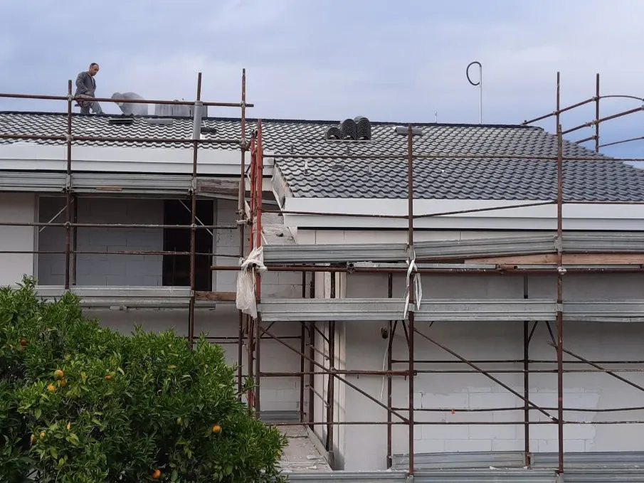 Sicurezza sul tetto con i ponteggi
