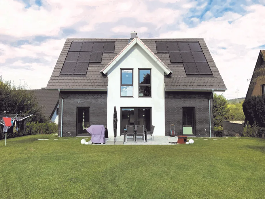 Tetto con impianto fotovoltaico